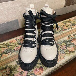 STEVE MADDEN "Rainier/Rain" Cream Platform Lug Sole Leather Ankle Boot 6.5 Nwob